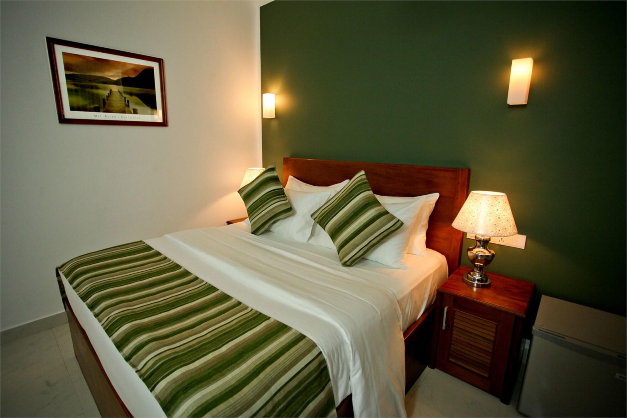 Hotel Travellers Nest Канди Экстерьер фото
