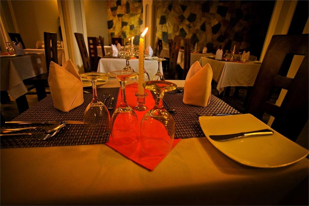 Hotel Travellers Nest Канди Экстерьер фото