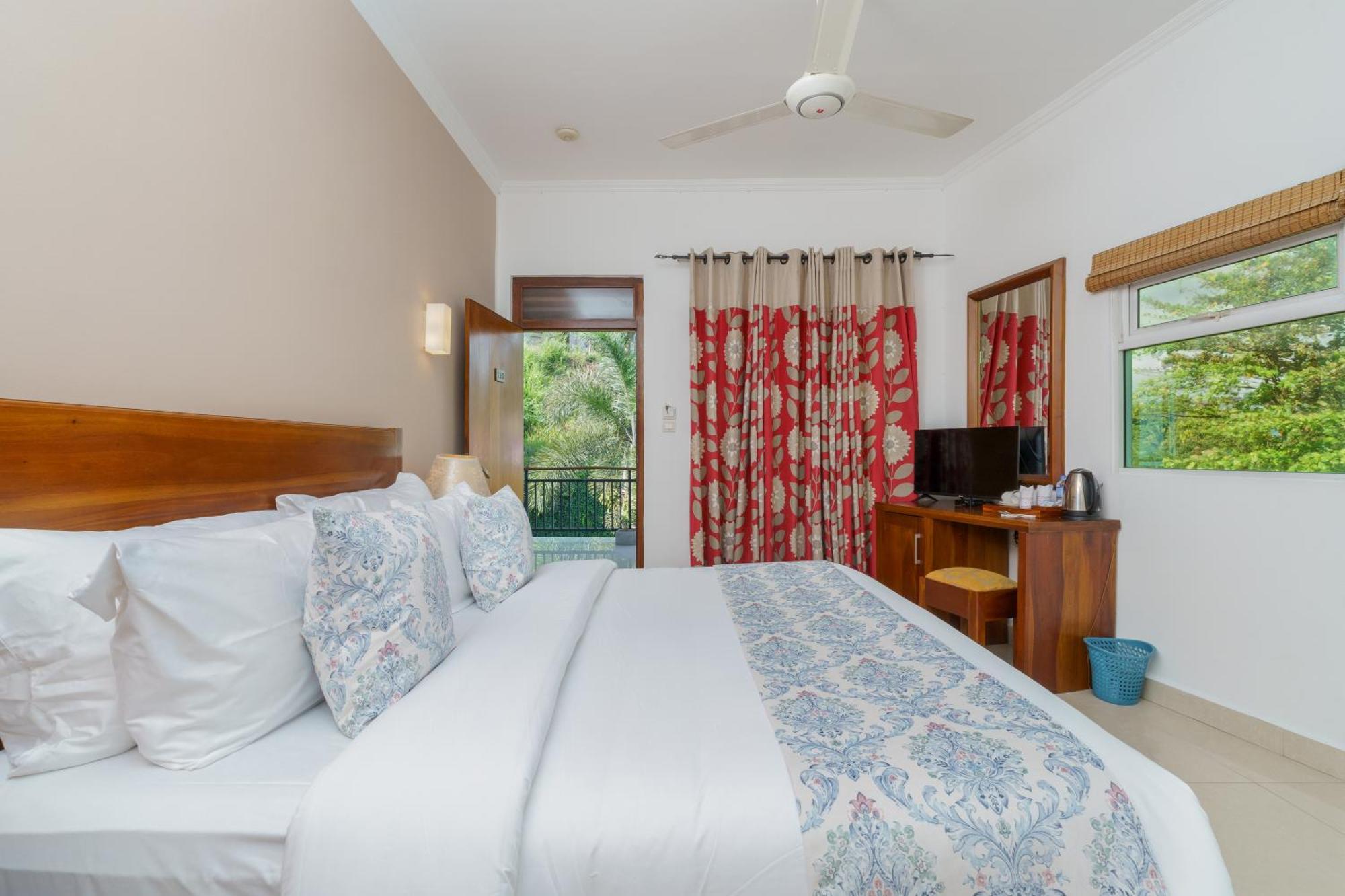 Hotel Travellers Nest Канди Экстерьер фото