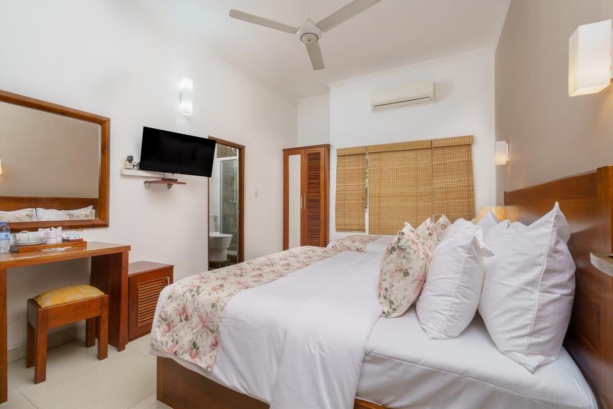 Hotel Travellers Nest Канди Экстерьер фото
