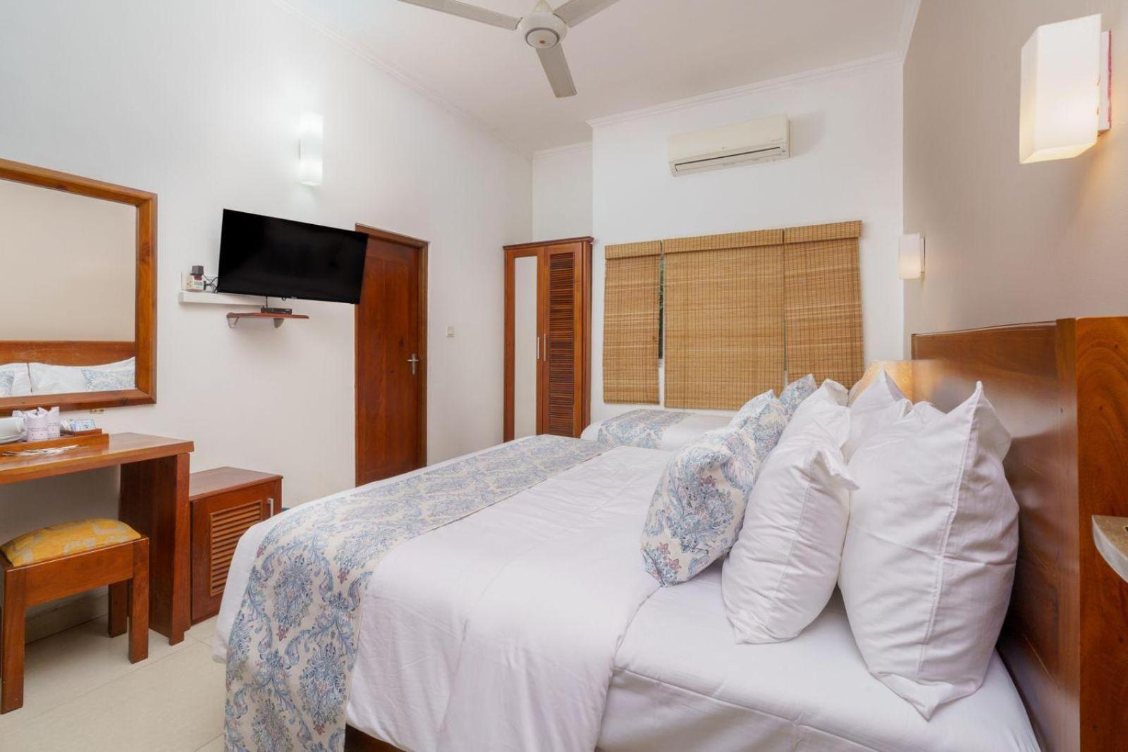 Hotel Travellers Nest Канди Экстерьер фото