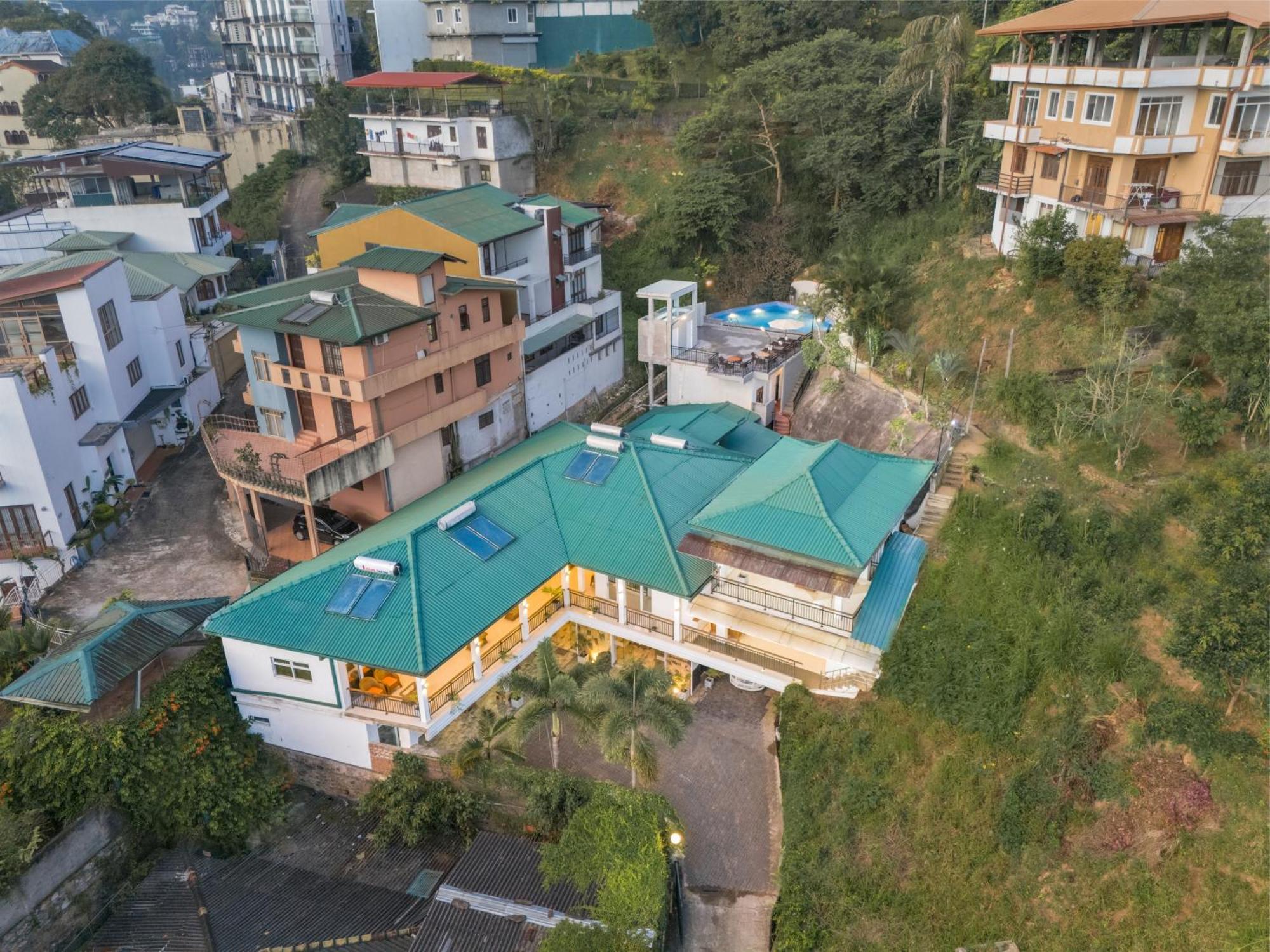 Hotel Travellers Nest Канди Экстерьер фото
