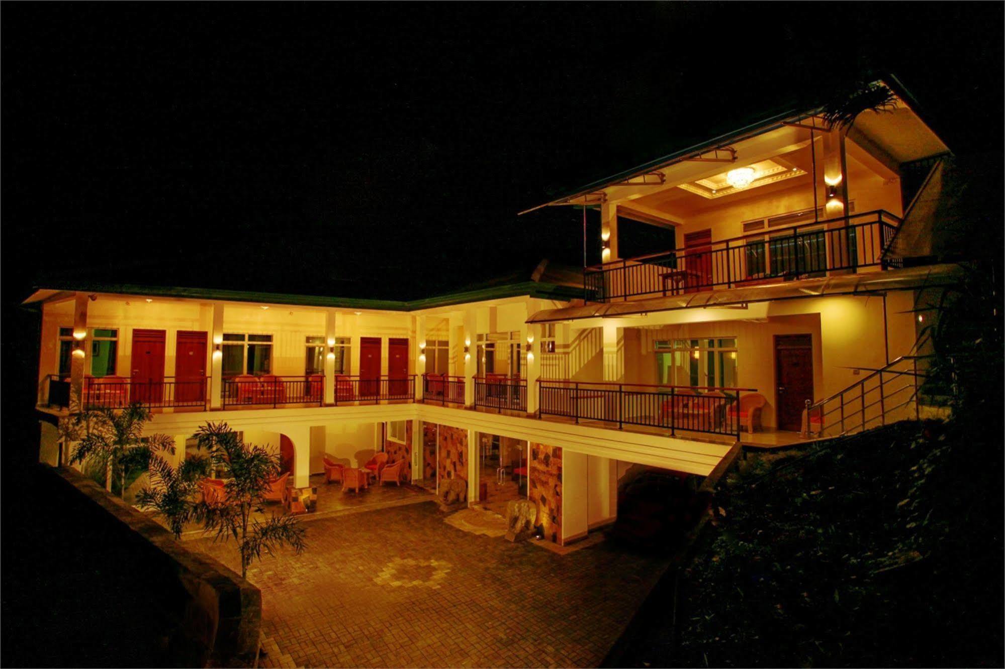 Hotel Travellers Nest Канди Экстерьер фото